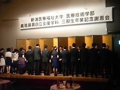 朝早いから当然寒い