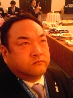 朝早いから当然寒い